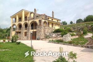 Villa di 330 m² con più di 5 locali e box auto a C