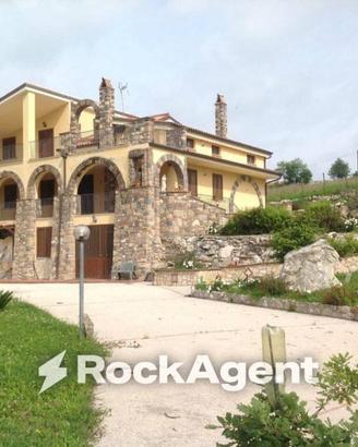 Villa di 330 m² con più di 5 locali e box auto a C