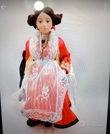 Bambola vintage con costume Puglia