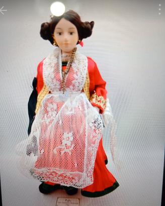 Bambola vintage con costume Puglia