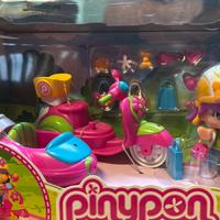 bambolina con la moto giocattolo bambina