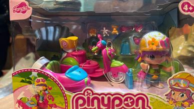 bambolina con la moto giocattolo bambina