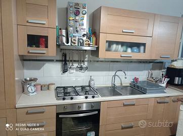 cucina+parete attrezzata+tavolo con sedie 