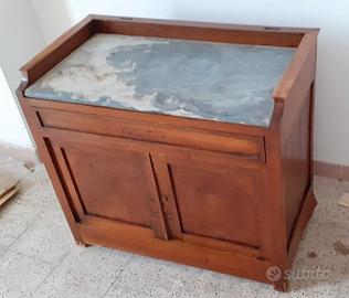 Piccola madia con piano in marmo da restaurare