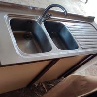 Mobile lavello in acciaio inox con rubinetto