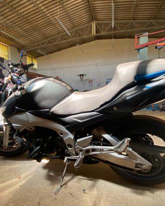 Suzuki gsr 600