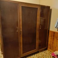 Armadio in legno a 3 ante