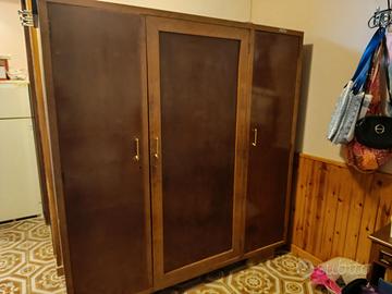 Armadio in legno a 3 ante