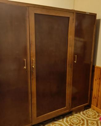 Armadio in legno a 3 ante