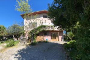 Casa singola immersa nel verde