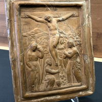 Placca devozionale in terracotta Crocifissione.