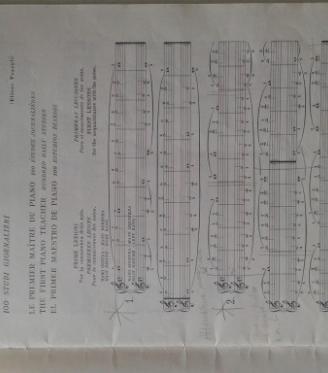 Libro con spartiti musicali
