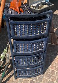 Cassettiera in vimini con cassetti