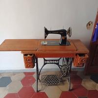 Antica Singer a pedale con mobile primi 900