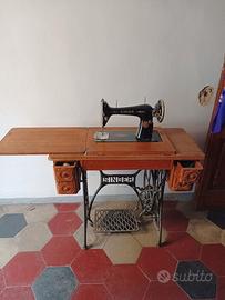 Antica Singer a pedale con mobile primi 900