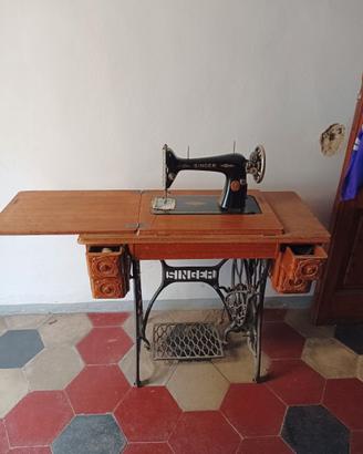Antica Singer a pedale con mobile primi 900