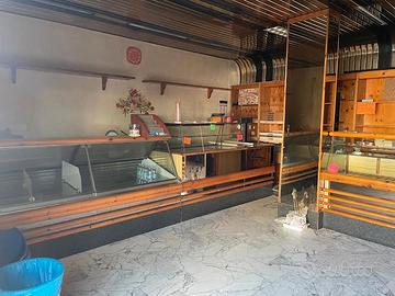 Basso commerciale su viale tica