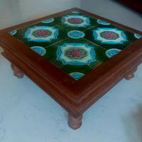 tavolino etnico indiano basso con ceramica