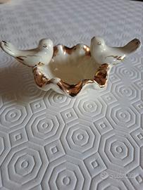 Soprammobile con colombe e finiture dorate