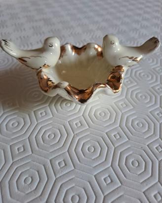 Soprammobile con colombe e finiture dorate