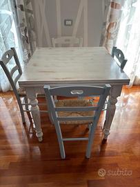Tavolo e sedie shabby (vendibili separatamente)