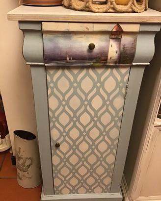 Comodino vintage in stile shabby