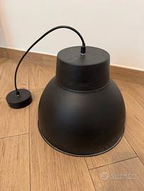 Lampadario nero in metallo