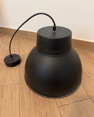 Lampadario nero in metallo