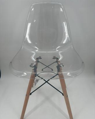Sedie trasparenti con gambe in legno