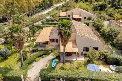 VIlla con Jacuzzi a due passi dal mare