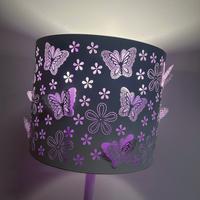 lampada viola con farfalle
