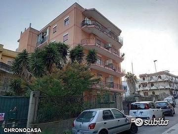 Svincolo gazzi,4 vani e servizi con posto auto