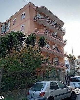 Svincolo gazzi,4 vani e servizi con posto auto