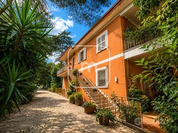 Rustico / Casale di 392 m² con più di 5 locali a R