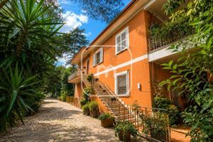 Rustico / Casale di 392 m² con più di 5 locali a R