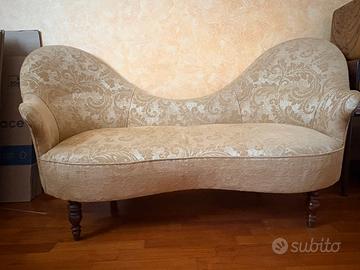 Divanetto 2 posti vintage in tessuto damascato