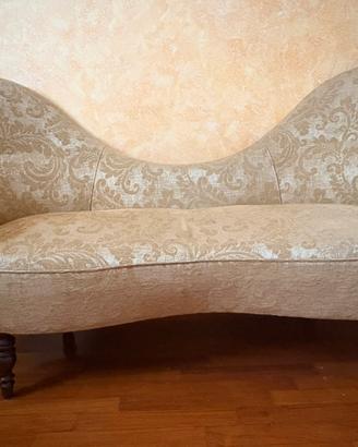 Divanetto 2 posti vintage in tessuto damascato