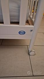 Lettino con sbarre in legno