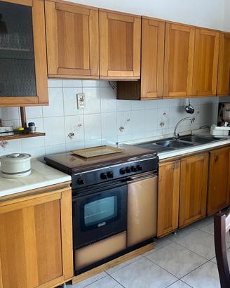 Cucina completa di tavolo e sedie