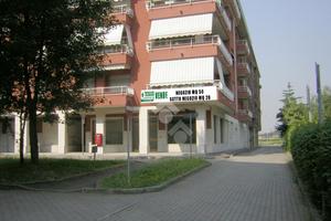 NEGOZIO A CORMANO