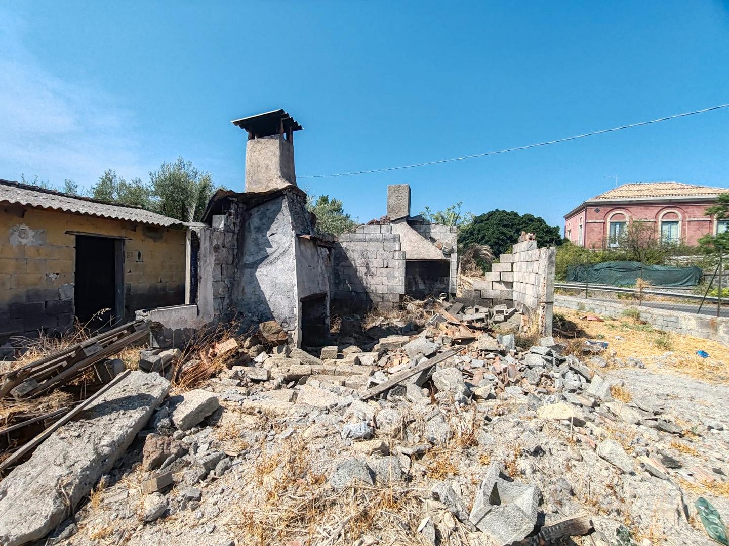 Uliveto con caseggiati a Paternò - Vista 4