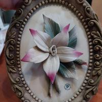 fiore capodimonte anni 50. con cornice decorata.