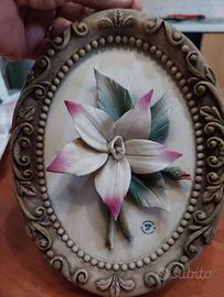 fiore capodimonte anni 50. con cornice decorata.