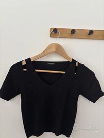 Maglia nera a coste con scollo a v e dettagli