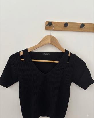 Maglia nera a coste con scollo a v e dettagli