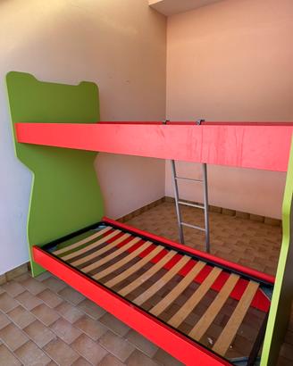 Letto a castello completo con reti a doghe e scala