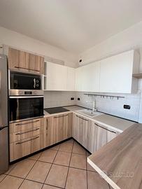 Cucina moderna completa con elettrodomestici