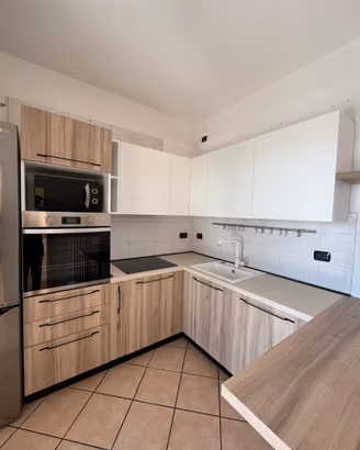 Cucina moderna completa con elettrodomestici