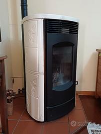Termostufa a pellet con rivestimento in ceramica