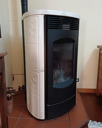 Termostufa a pellet con rivestimento in ceramica